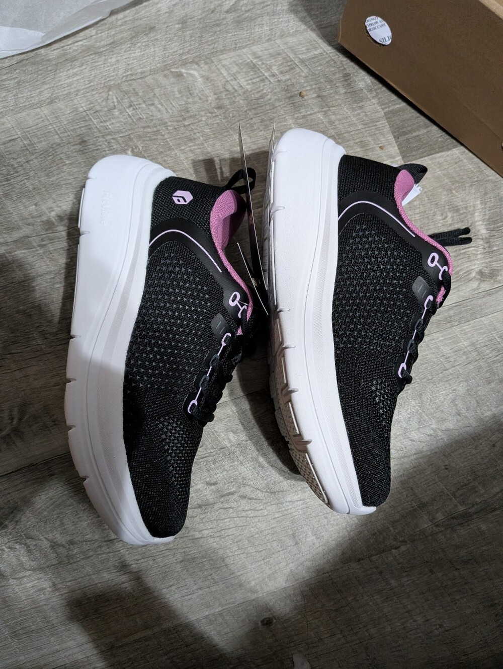 New Women's 7.5 Wide Sneakers - Picture 3 of 6